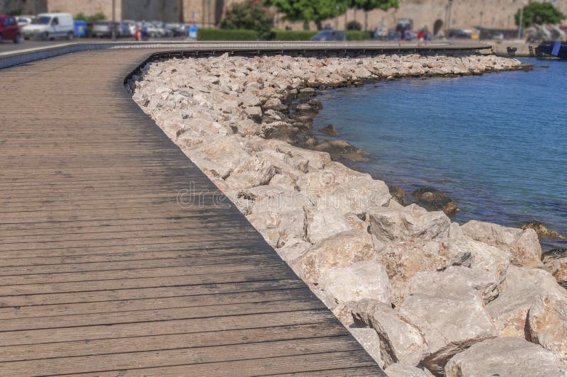 Videz la partie en bois du dock pour marcher sur l'île grecque Rhodes photo libre de droits