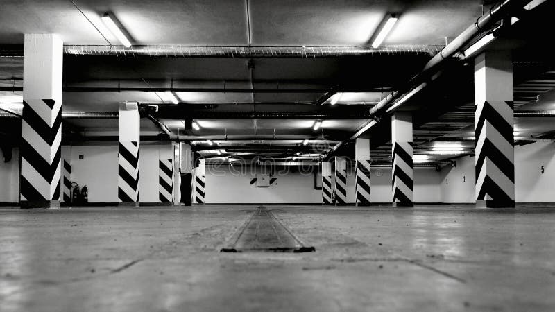 Videz le garage souterrain image libre de droits Videz le garage souterrain image libre de droits