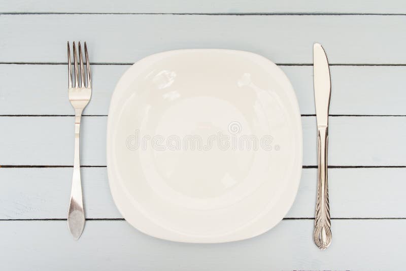 Videz le plat, la fourchette et le couteau blancs sur la table en bois Calibre pour le menu ou la conception Vue supérieure photographie stock Videz le plat, la fourchette et le couteau blancs sur la table en bois Calibre pour le menu ou la conception Vue supérieure photographie stock