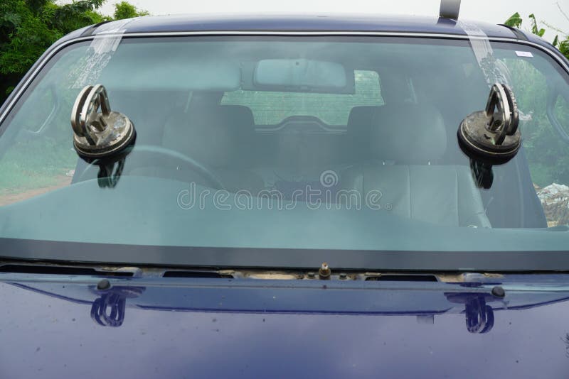 Vidraceiro que repara o para-brisa quebrado quebra do reparo, pára-brisas fotografia de stock Vidraceiro que repara o para-brisa quebrado quebra do reparo, pára-brisas fotografia de stock