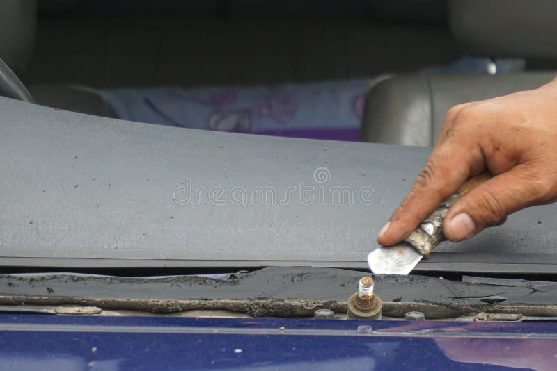 Vidraceiro que repara o para-brisa quebrado quebra do reparo, pára-brisas imagens de stock Vidraceiro que repara o para-brisa quebrado quebra do reparo, pára-brisas imagens de stock