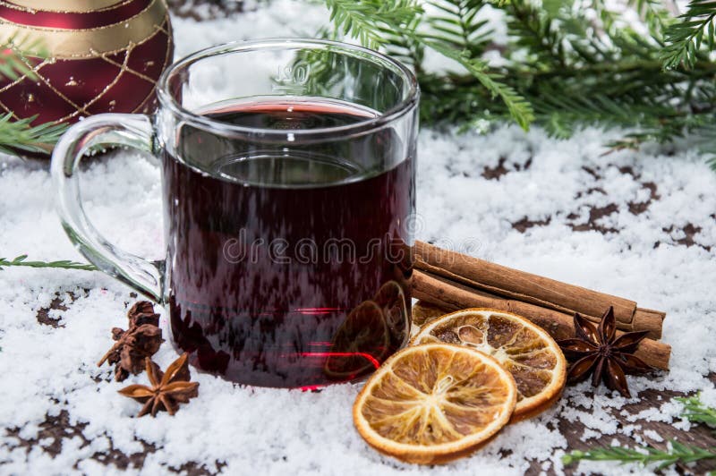 Vidrio con el vino reflexionado sobre fotografía de archivo Vidrio con el vino reflexionado sobre fotografía de archivo