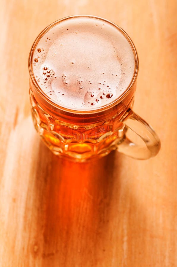 Cerveza de cerveza dorada en la tabla fotografía de archivo Cerveza de cerveza dorada en la tabla fotografía de archivo