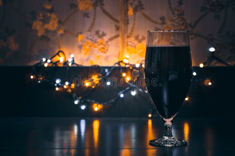 Vidrio de cerveza oscura imágenes de archivo libres de regalías Vidrio de cerveza oscura imágenes de archivo libres de regalías
