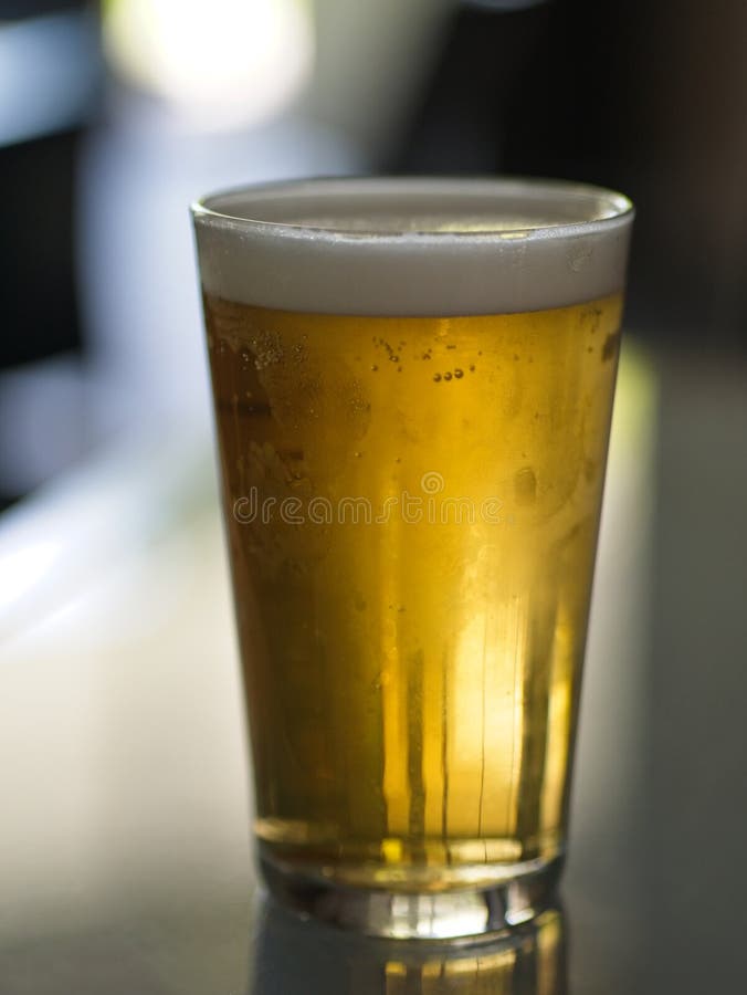 Vidrio de Lager Beer frío en una tabla imagen de archivo libre de regalías Vidrio de Lager Beer frío en una tabla imagen de archivo libre de regalías