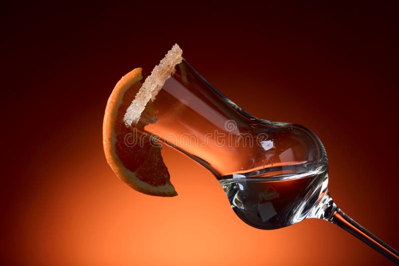 Vidrio de tequila con la naranja, adornado con el azúcar y el canela imagen de archivo libre de regalías Vidrio de tequila con la naranja, adornado con el azúcar y el canela imagen de archivo libre de regalías