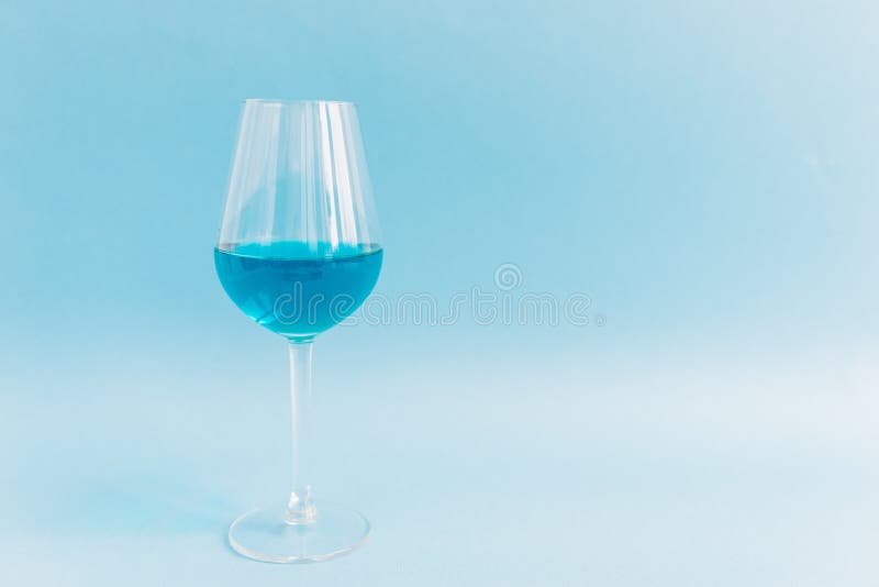Vidrio de vino azul natural imagen de archivo libre de regalías Vidrio de vino azul natural imagen de archivo libre de regalías