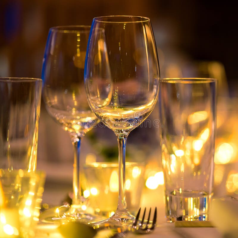 Vidrio de vino en la disposición de la boda de la cena de la tabla foto de archivo Vidrio de vino en la disposición de la boda de la cena de la tabla foto de archivo
