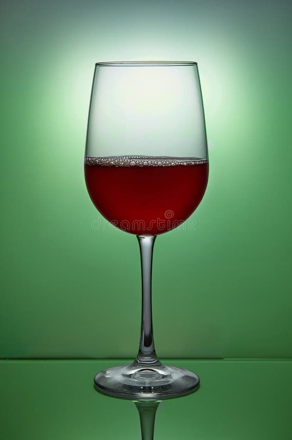 Vidrio de vino tinto en verde imágenes de archivo libres de regalías Vidrio de vino tinto en verde imágenes de archivo libres de regalías
