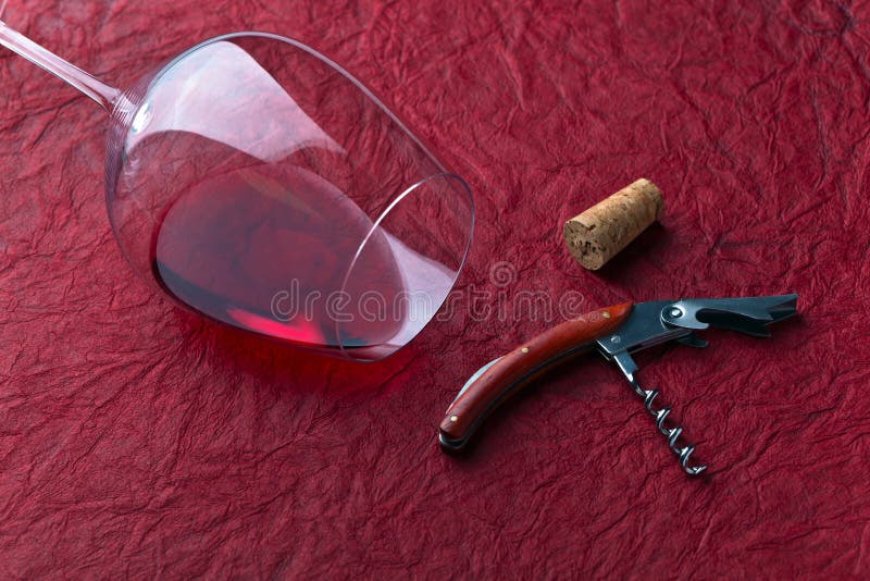 Vidrio de vino tinto y corcho imágenes de archivo libres de regalías Vidrio de vino tinto y corcho imágenes de archivo libres de regalías