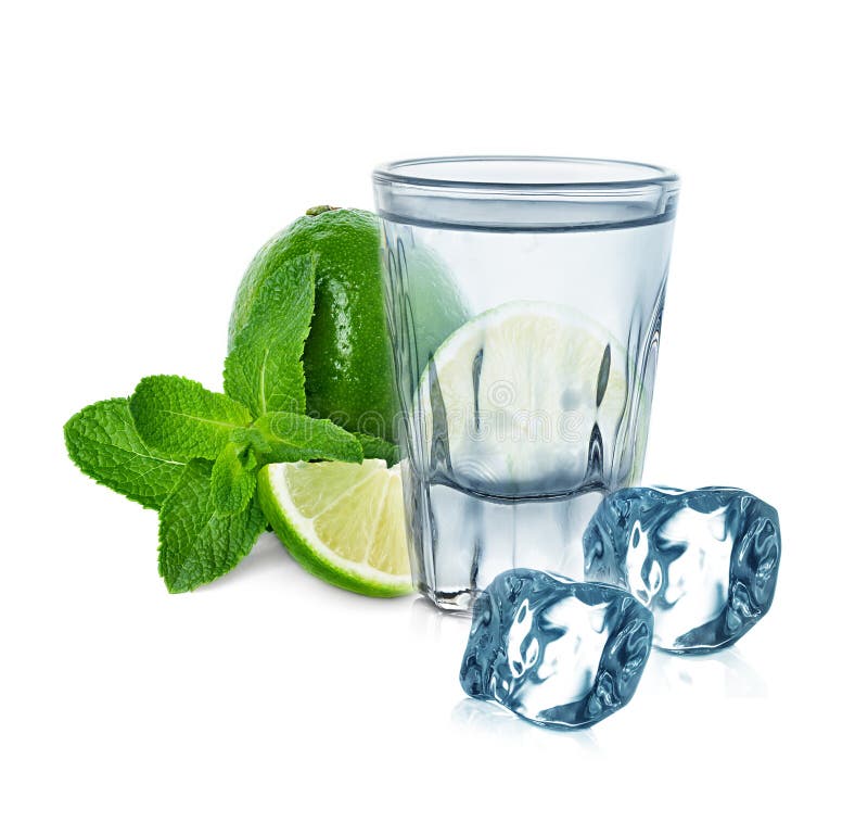 Vidrio de vodka con los cubos de la cal, de la menta y de hielo fotografía de archivo Vidrio de vodka con los cubos de la cal, de la menta y de hielo fotografía de archivo