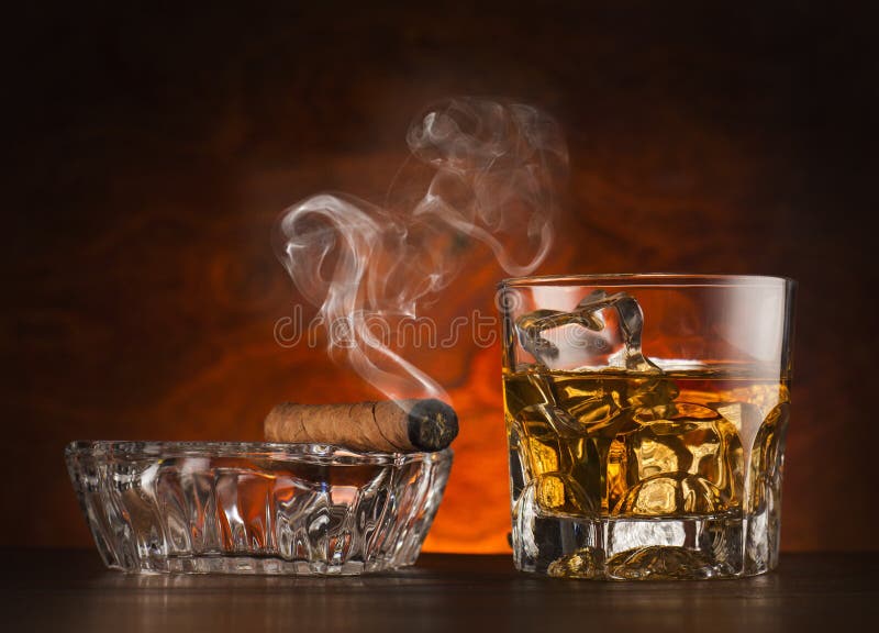 Vidrio de whisky fotografía de archivo libre de regalías Vidrio de whisky fotografía de archivo libre de regalías