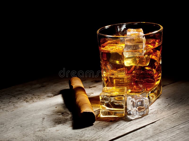 Vidrio de whisky envejecido con los cubos del cigarro y de hielo fotos de archivo libres de regalías Vidrio de whisky envejecido con los cubos del cigarro y de hielo fotos de archivo libres de regalías