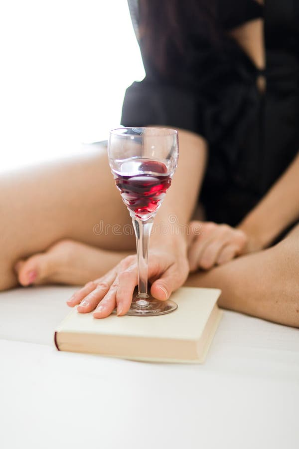 Vidrio provenido de vino tinto en el libro blanco imagen de archivo libre de regalías Vidrio provenido de vino tinto en el libro blanco imagen de archivo libre de regalías