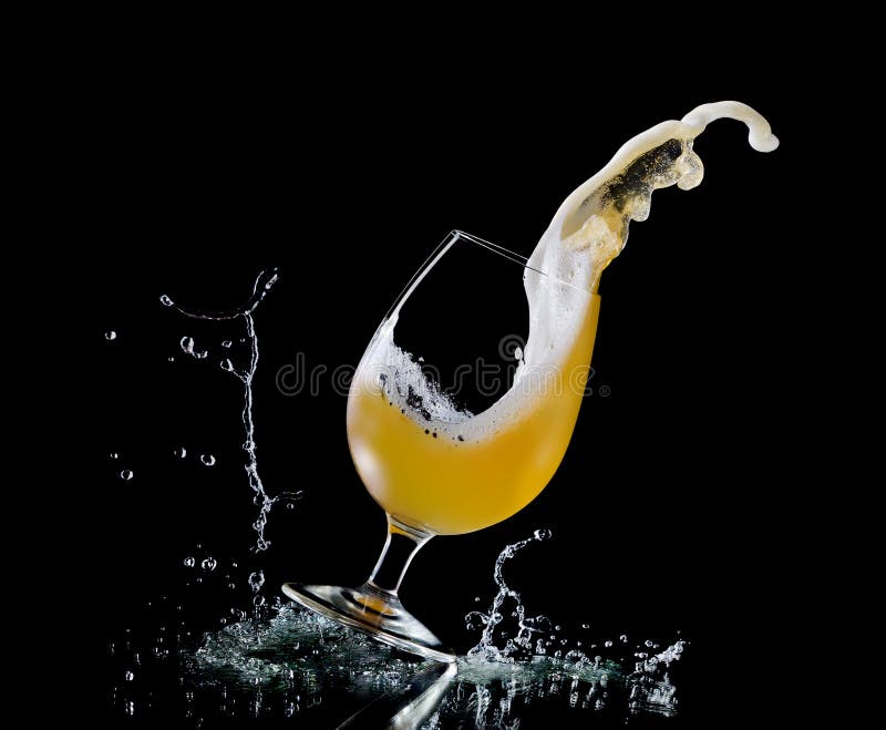 Vidrio que cae de cerveza foto de archivo Vidrio que cae de cerveza foto de archivo