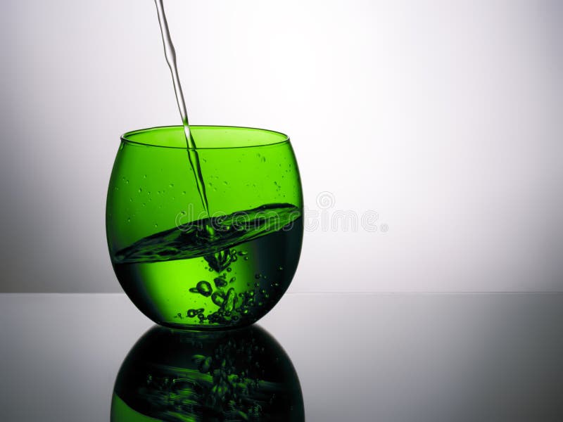 Vidrio verde hermoso de agua, colada, salpicando imágenes de archivo libres de regalías Vidrio verde hermoso de agua, colada, salpicando imágenes de archivo libres de regalías