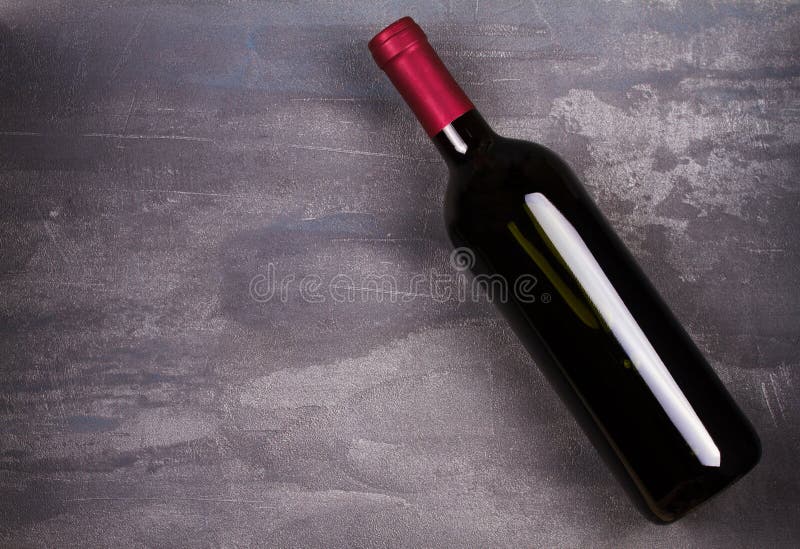 Vidrio y botella de vino blanco rojo y con la uva Todavía del vino vida imágenes de archivo libres de regalías Vidrio y botella de vino blanco rojo y con la uva Todavía del vino vida imágenes de archivo libres de regalías