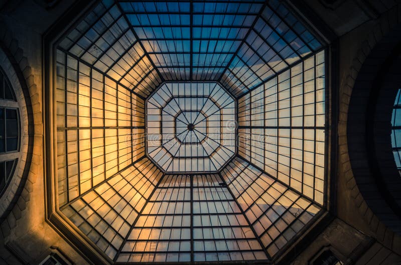 Vidrio y tejado modelado hierro del techo de la opinión enorme de la bóveda del belio fotografía de archivo libre de regalías Vidrio y tejado modelado hierro del techo de la opinión enorme de la bóveda del belio fotografía de archivo libre de regalías
