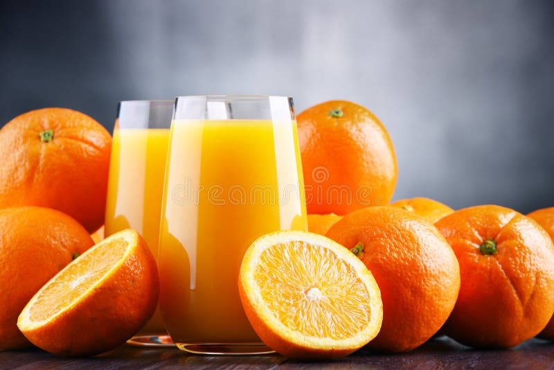 Vidrios con el zumo de naranja recientemente exprimido imagen de archivo libre de regalías Vidrios con el zumo de naranja recientemente exprimido imagen de archivo libre de regalías