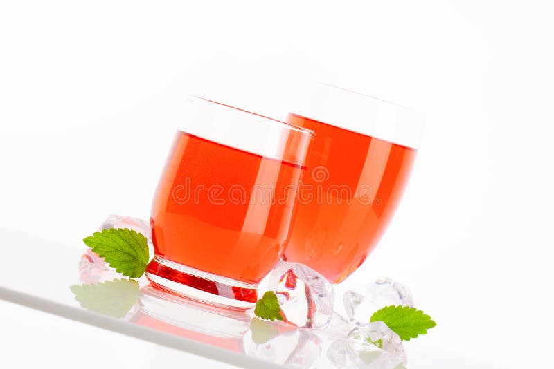 Vidrios de bebidas con sabor a frutas imagen de archivo Vidrios de bebidas con sabor a frutas imagen de archivo