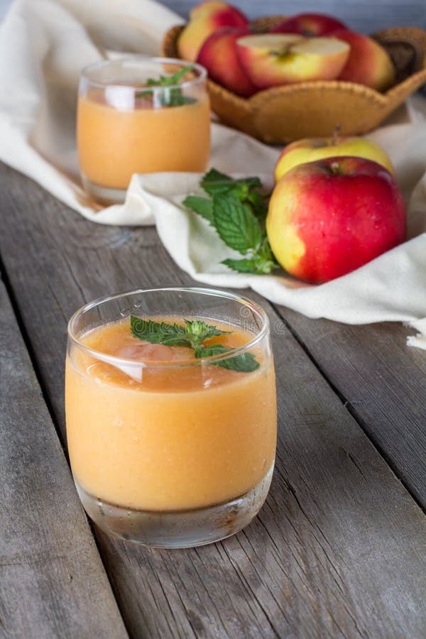 Vidrios de smoothies de la fruta imagen de archivo Vidrios de smoothies de la fruta imagen de archivo