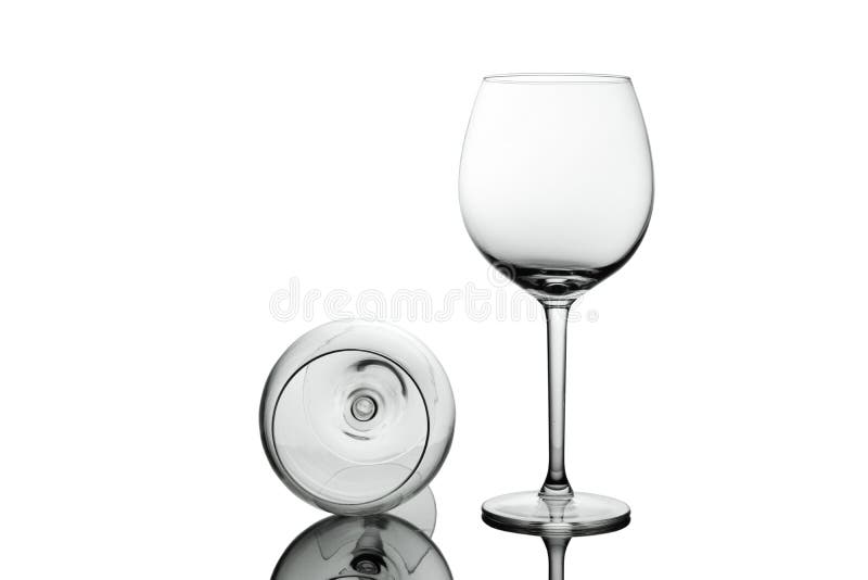 Vidrios de vino cristalino elegantes y vacÃos con vino aislado en fondo blanco. Fondo de la tarjeta de bebidas alcohólicas imagenes de archivo Vidrios de vino cristalino elegantes y vacÃos con vino aislado en fondo blanco. Fondo de la tarjeta de bebidas alcohólicas imagenes de archivo