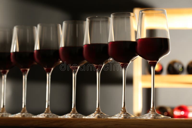 Vidrios de vino tinto en s?tano fotografía de archivo libre de regalías Vidrios de vino tinto en s?tano fotografía de archivo libre de regalías