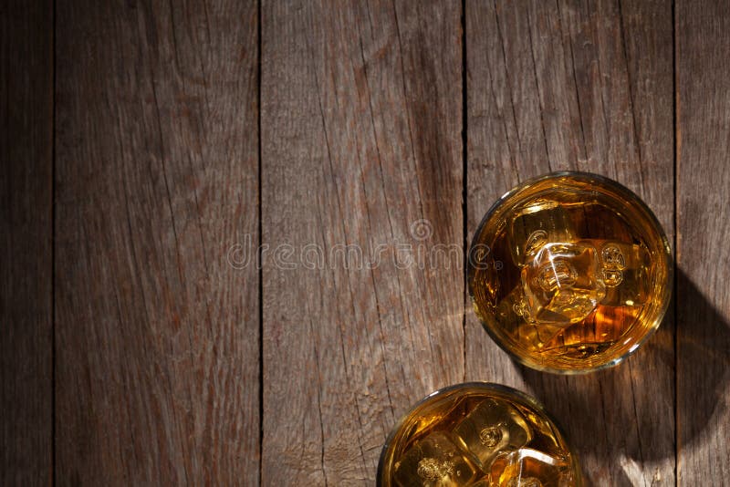 Vidrios de whisky con hielo en la madera fotos de archivo libres de regalías Vidrios de whisky con hielo en la madera fotos de archivo libres de regalías