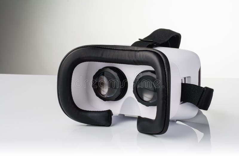 Vidrios O Gafas De La Realidad Virtual VR Aislados En Fondo Negro Foto de  archivo - Imagen de equipo, futuro: 83860526