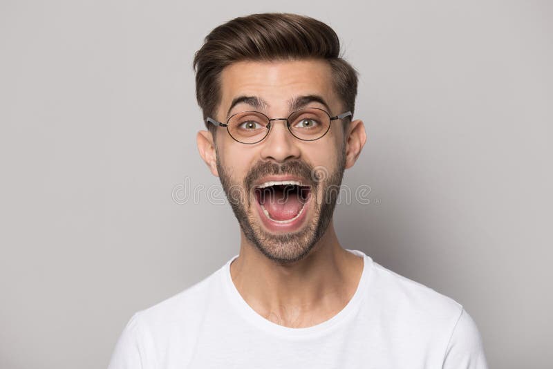 Vidrios que llevan del individuo divertido del retrato del Headshot que gritan la presentación en estudio foto de archivo