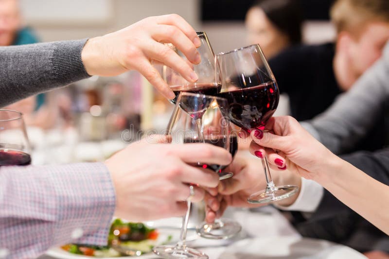 Vidrios que tintinean de vino Alegrías después del discurso Partido en el café o el restaurante Celebración o aniversario de fami