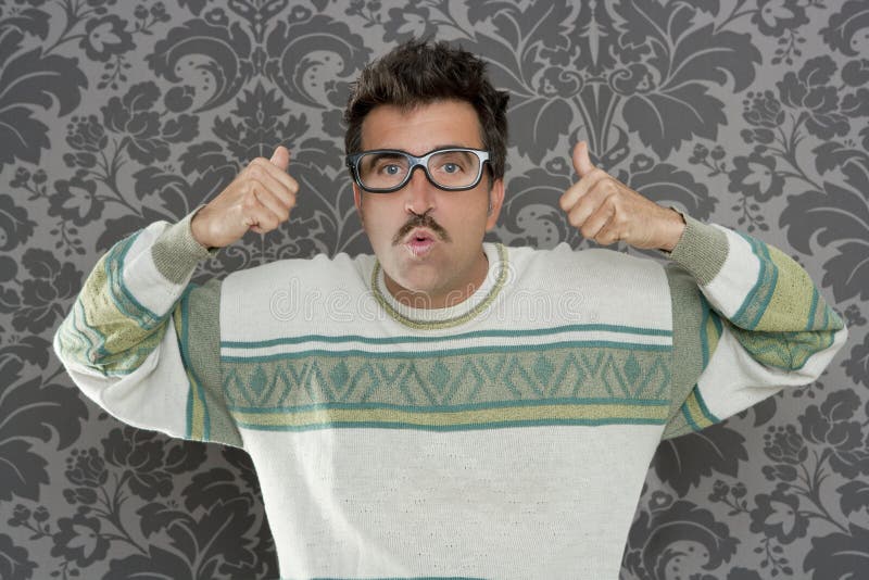 Vidrios retros del hombre del empollón del gesto tonto pensativo de la autorización foto de archivo libre de regalías Vidrios retros del hombre del empollón del gesto tonto pensativo de la autorización foto de archivo libre de regalías