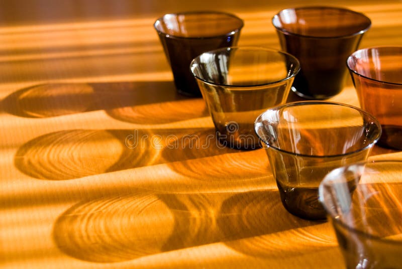 Gafas de sol sobre la mesa de madera imagenes de archivo