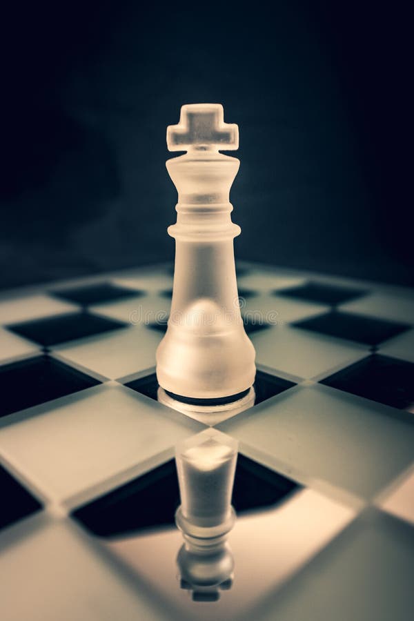bispo contra figuras brancas de xadrez ao fundo 18793666 Foto de
