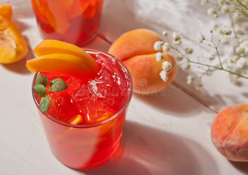 Vidro com chá gelado do pêssego caseiro fresco ou o cocktail doce, limonada com hortelã Bebida fria de refrescamento Partido do v imagens de stock royalty free Vidro com chá gelado do pêssego caseiro fresco ou o cocktail doce, limonada com hortelã Bebida fria de refrescamento Partido do v imagens de stock royalty free