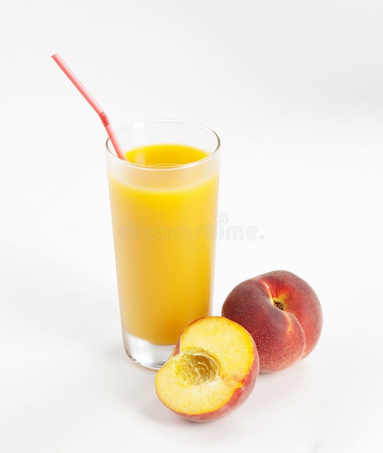Vidro com suco fresco do pêssego perto do peache da fatia fotografia de stock royalty free Vidro com suco fresco do pêssego perto do peache da fatia fotografia de stock royalty free