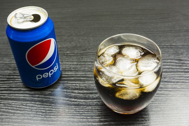 Vidro com um refresco de refrescamento Pepsi com os cubos de gelo no imagens de stock royalty free Vidro com um refresco de refrescamento Pepsi com os cubos de gelo no imagens de stock royalty free