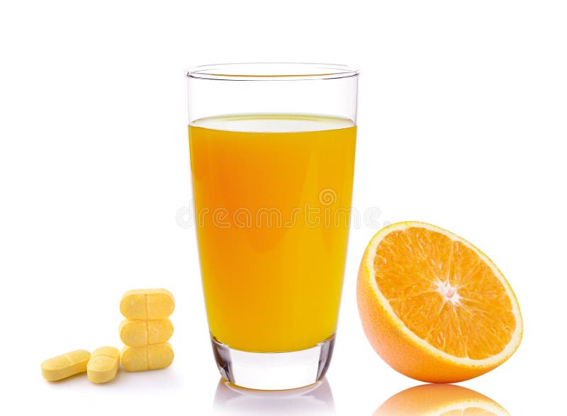 Vidro completo do suco de laranja e dos comprimidos da vitamina C imagem de stock royalty free Vidro completo do suco de laranja e dos comprimidos da vitamina C imagem de stock royalty free
