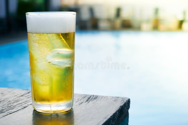 Vidro da cerveja clara na tabela de madeira na associação fotografia de stock royalty free Vidro da cerveja clara na tabela de madeira na associação fotografia de stock royalty free
