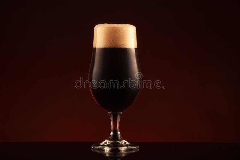 Vidro da cerveja escura fotos de stock royalty free Vidro da cerveja escura fotos de stock royalty free