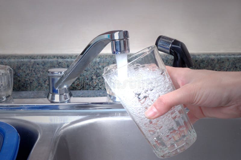 Um copo de água fresca imagem de stock royalty free