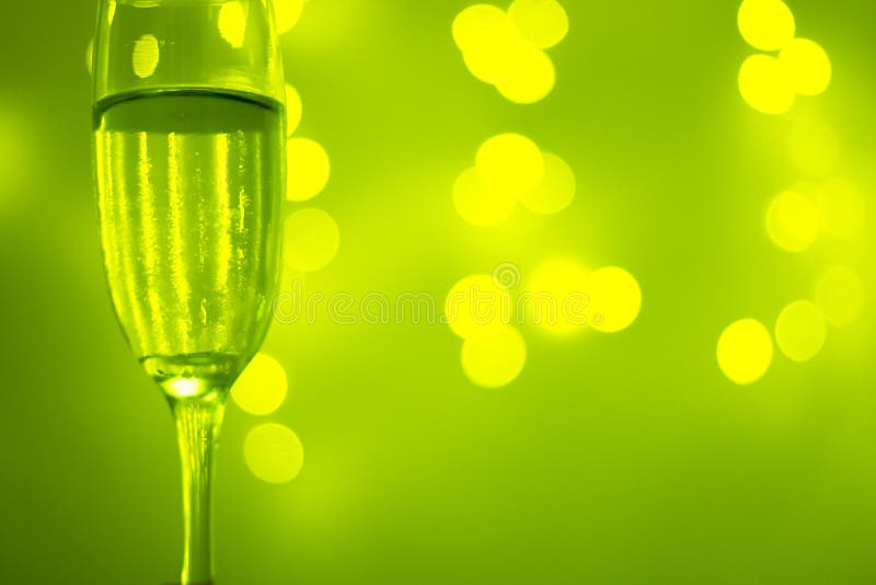 Vidro de Champagne no partido imagem de stock royalty free Vidro de Champagne no partido imagem de stock royalty free