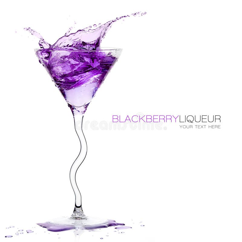Vidro de cocktail provindo com espirro do licor de Blackberry Templat imagem de stock Vidro de cocktail provindo com espirro do licor de Blackberry Templat imagem de stock