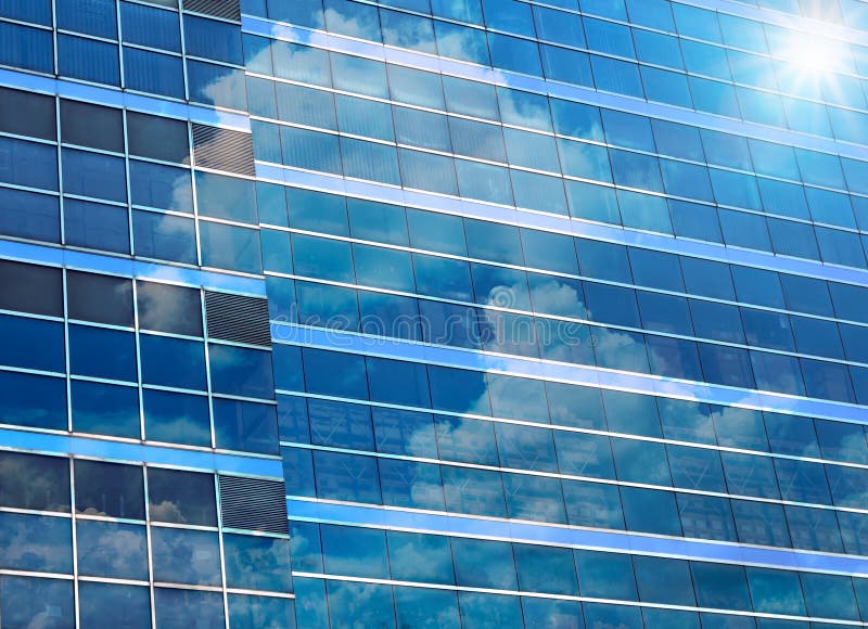 Vidro de construção do close up dos arranha-céus com nuvem imagem de stock royalty free