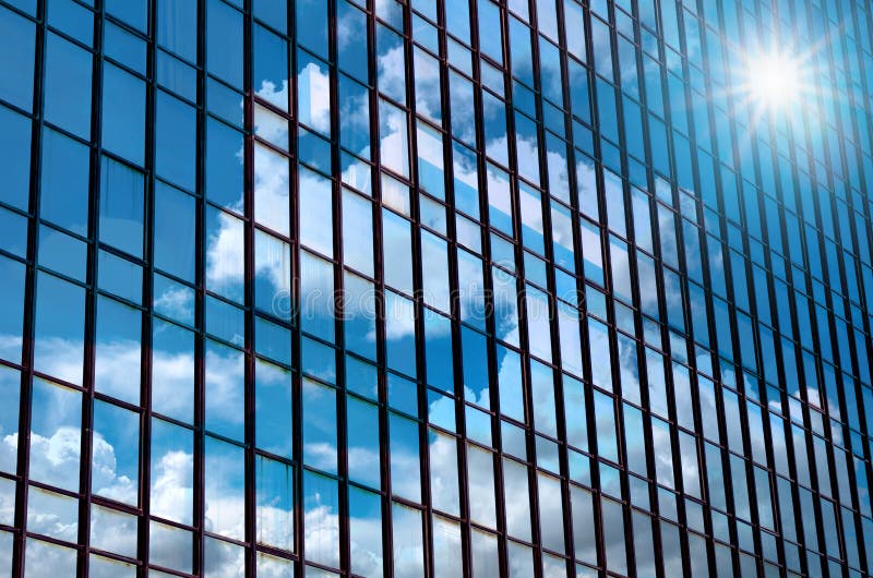Vidro de construção do close up dos arranha-céus com nuvem, negócio concentrado foto de stock