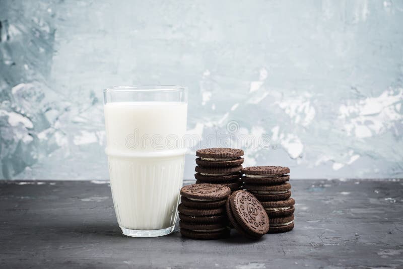 Vidro de cookies frias do leite e do chocolate no fundo rústico imagem de stock royalty free Vidro de cookies frias do leite e do chocolate no fundo rústico imagem de stock royalty free