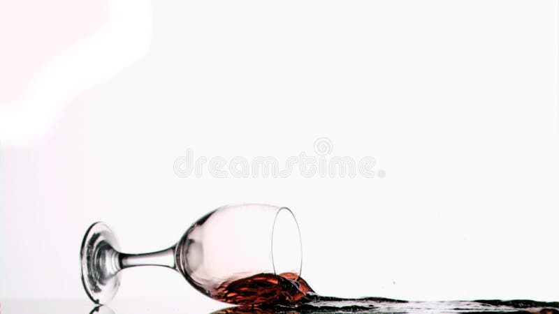 Copo de vinho tinto a cair em super câmara lenta filme