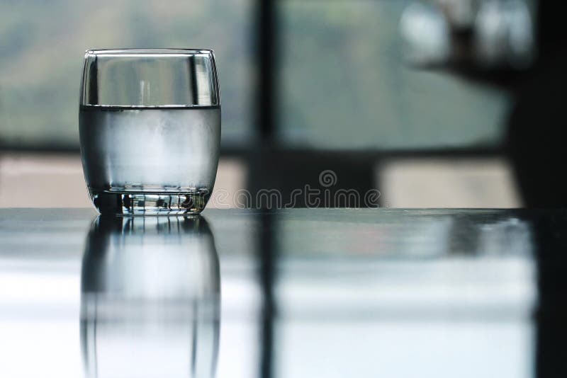 Vidro de água potável frio