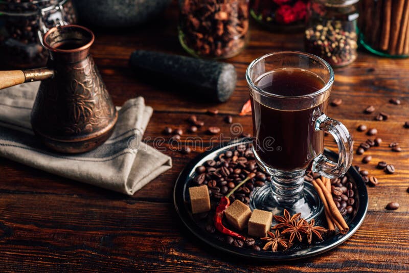 Copo de Café com Especiarias fotografia de stock royalty free