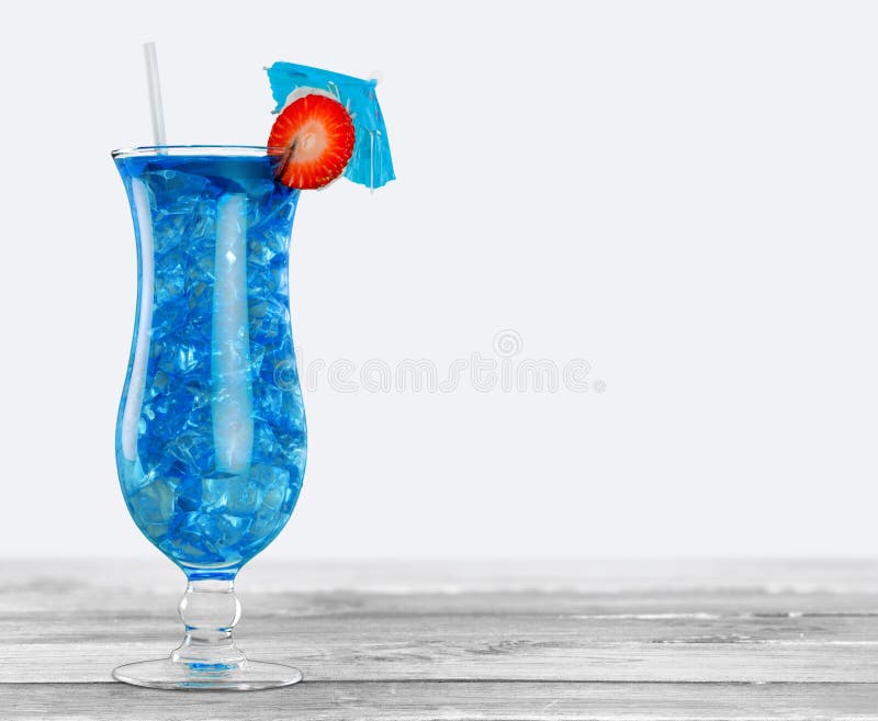 Vidro do cocktail do álcool no fundo claro fotografia de stock Vidro do cocktail do álcool no fundo claro fotografia de stock